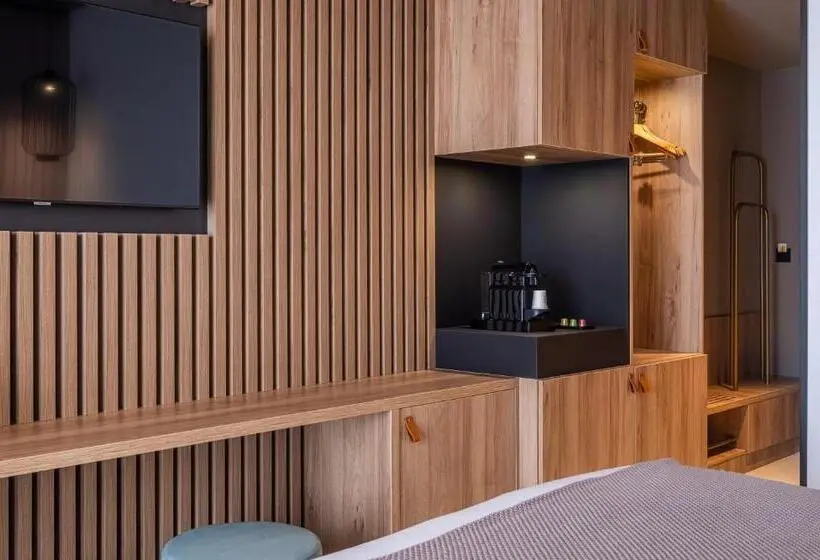 ダブルベッドスタンダードルーム, Golden Tulip Lyon Ouest Techlid Hotel & Spa