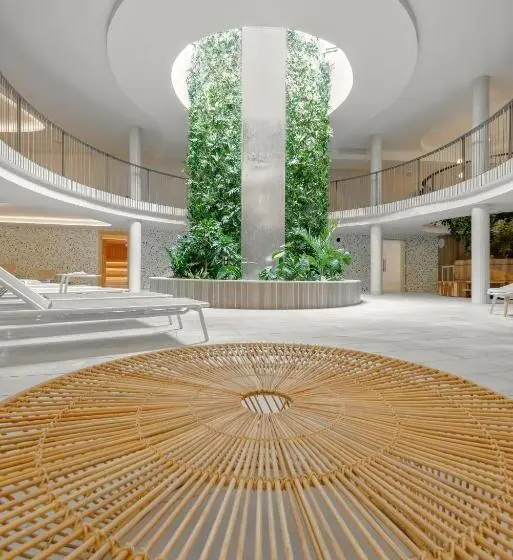 キングサイズベッドのデラックスルーム, Golden Tulip Lyon Ouest Techlid Hotel & Spa