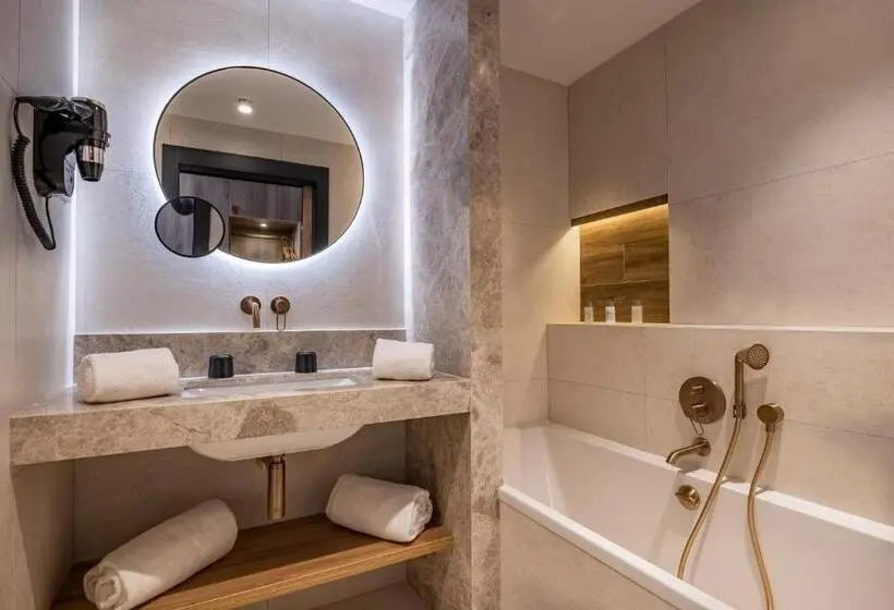 キングサイズベッドのデラックスルーム, Golden Tulip Lyon Ouest Techlid Hotel & Spa