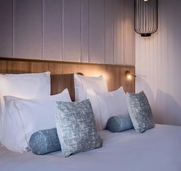 キングサイズベッドのデラックスルーム, Golden Tulip Lyon Ouest Techlid Hotel & Spa