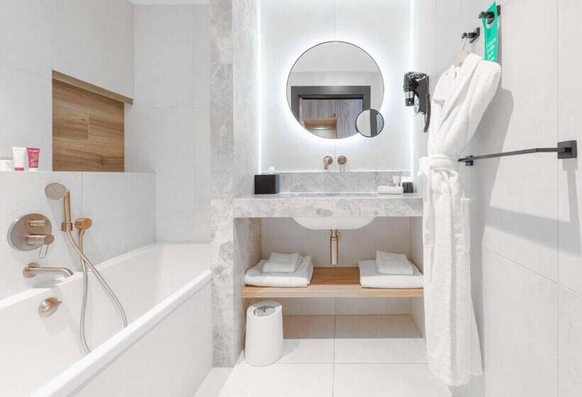 带大床的豪华间, Golden Tulip Lyon Ouest Techlid Hotel & Spa