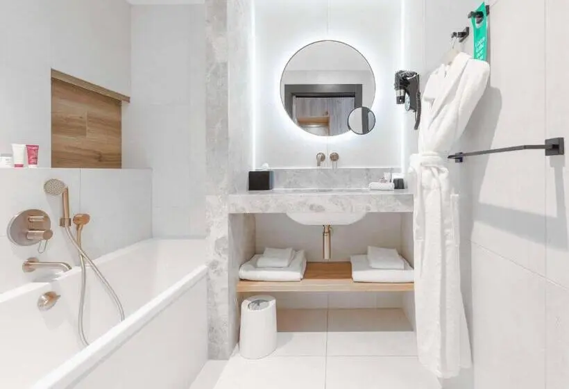 キングサイズベッドのデラックスルーム, Golden Tulip Lyon Ouest Techlid Hotel & Spa