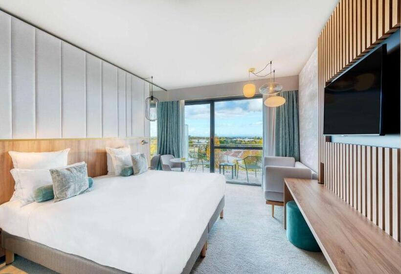 带大床的豪华间, Golden Tulip Lyon Ouest Techlid Hotel & Spa