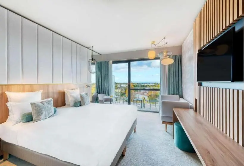 キングサイズベッドのデラックスルーム, Golden Tulip Lyon Ouest Techlid Hotel & Spa