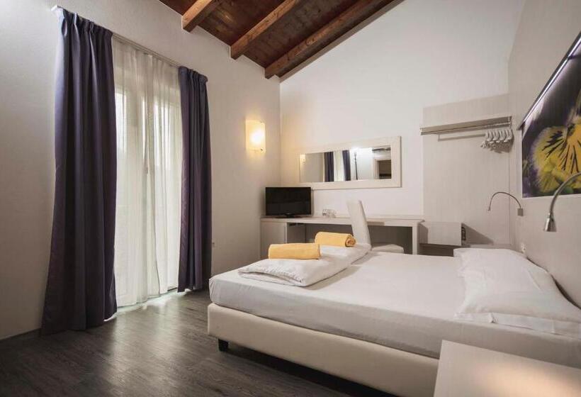 غرفة قياسية ثلاثية مزودة بشرفة, Maso Agritur Santa Lucia