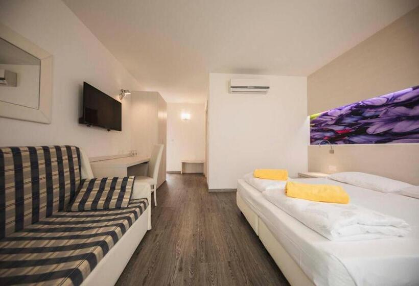 غرفة قياسية ثلاثية مزودة بشرفة, Maso Agritur Santa Lucia