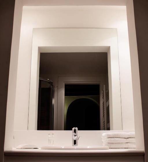 Suite with lake view, Albergo Diffuso Crispolti