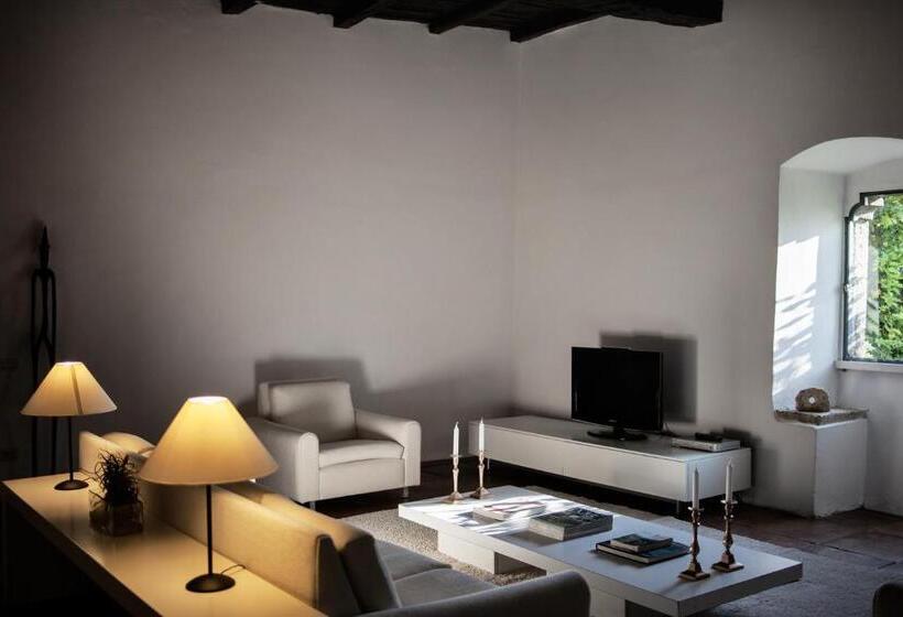 Suite with lake view, Albergo Diffuso Crispolti