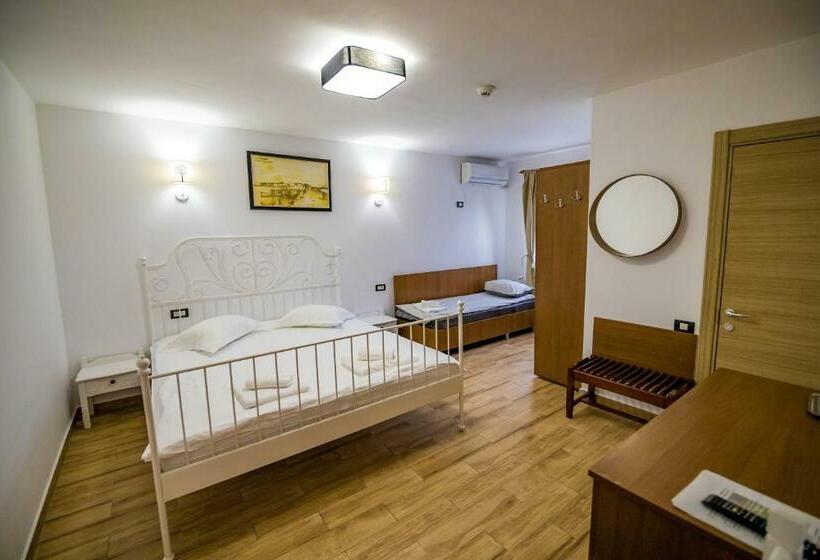 غرفة قياسية ثلاثية مزودة بشرفة, Casa Ypu