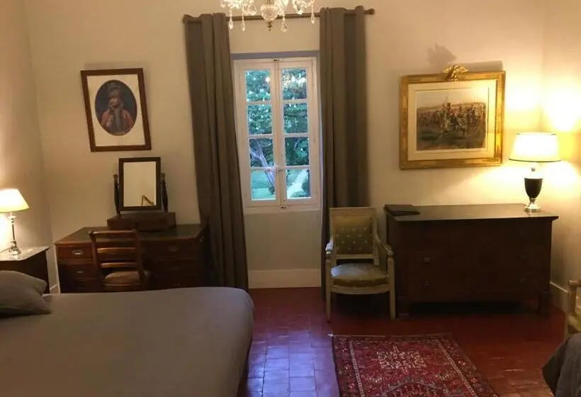 庭の見えるスタンダードトリプルルーム, Domaine De Saint Charles