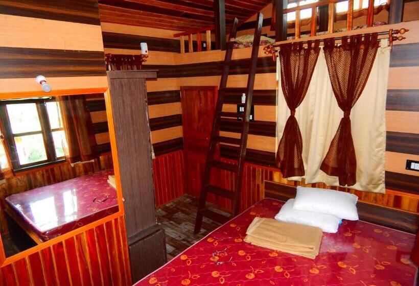 חדר סטנדרט לשלושה עם טרסה, Samriddhi Banquet Garden & Resorts