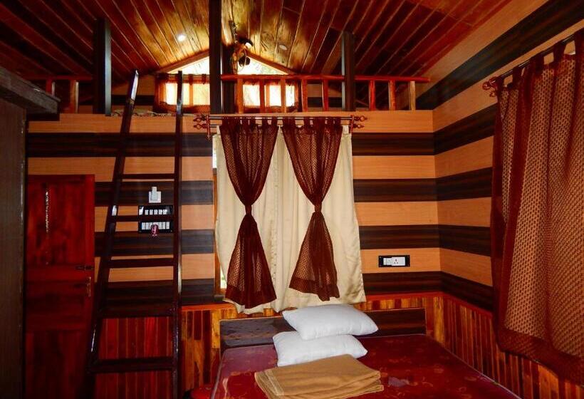 חדר סטנדרט לשלושה עם טרסה, Samriddhi Banquet Garden & Resorts