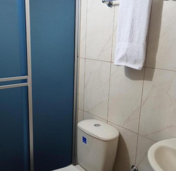 اتاق استاندارد با سرویس بهداشتی مشترک, Habitaciones C&s Bogotá