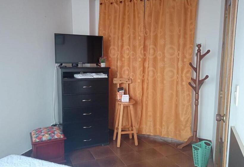 اتاق استاندارد با سرویس بهداشتی مشترک, Habitaciones C&s Bogotá