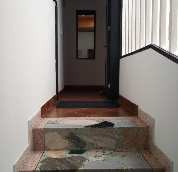 اتاق استاندارد با سرویس بهداشتی مشترک, Habitaciones C&s Bogotá