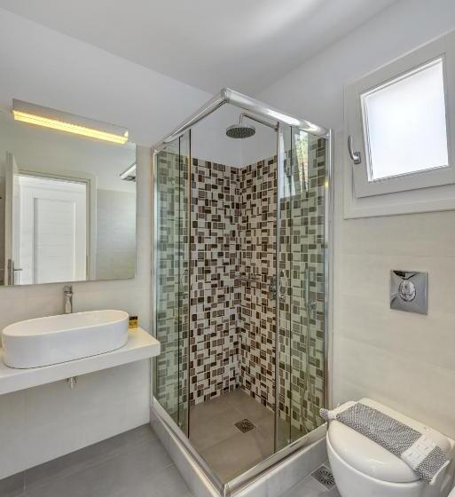 带泳池观景的豪华房, Maki S Place