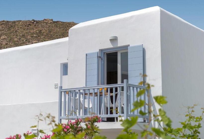 带泳池观景的豪华房, Maki S Place