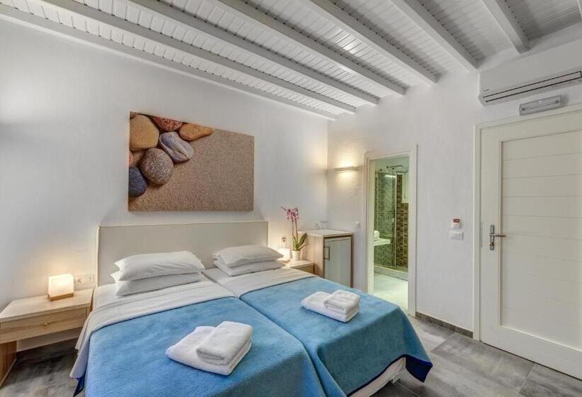 带泳池观景的豪华房, Maki S Place