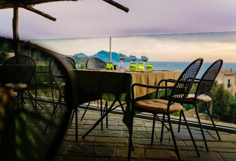 غرفة قياسية مطلّة علي البحر مزوَّدة بشُرفة, Relais Il Pennino