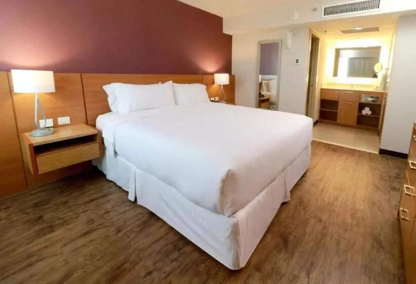 キングサイズベッドのスイートルーム, Staybridge Suites Guadalajara Expo, An Ihg