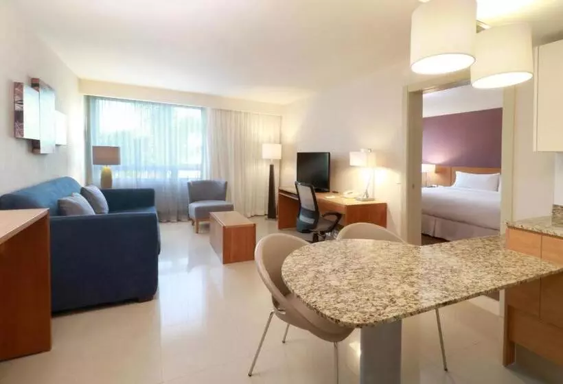 キングサイズベッドのスイートルーム, Staybridge Suites Guadalajara Expo, An Ihg