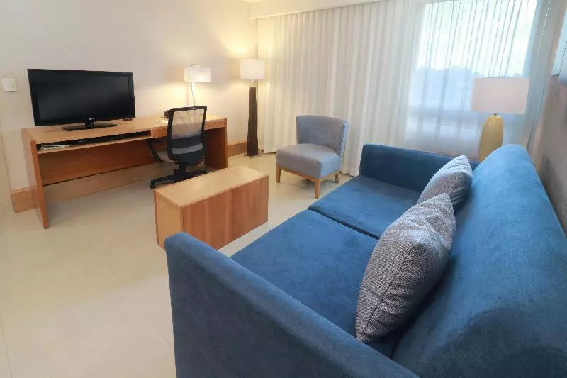 キングサイズベッドのスイートルーム, Staybridge Suites Guadalajara Expo, An Ihg