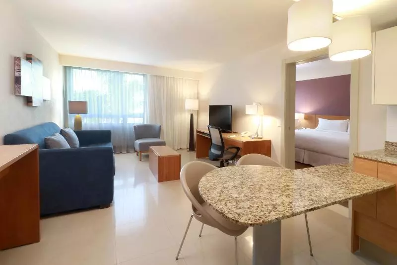 キングサイズベッドのスイートルーム, Staybridge Suites Guadalajara Expo, An Ihg