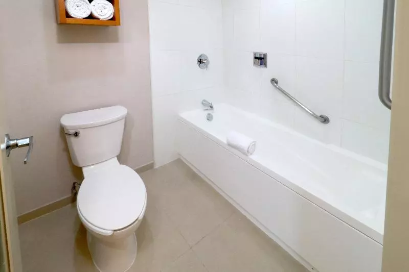 キングサイズベッドのスイートルーム, Staybridge Suites Guadalajara Expo, An Ihg