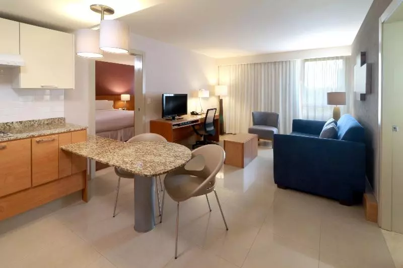 キングサイズベッドのスイートルーム, Staybridge Suites Guadalajara Expo, An Ihg