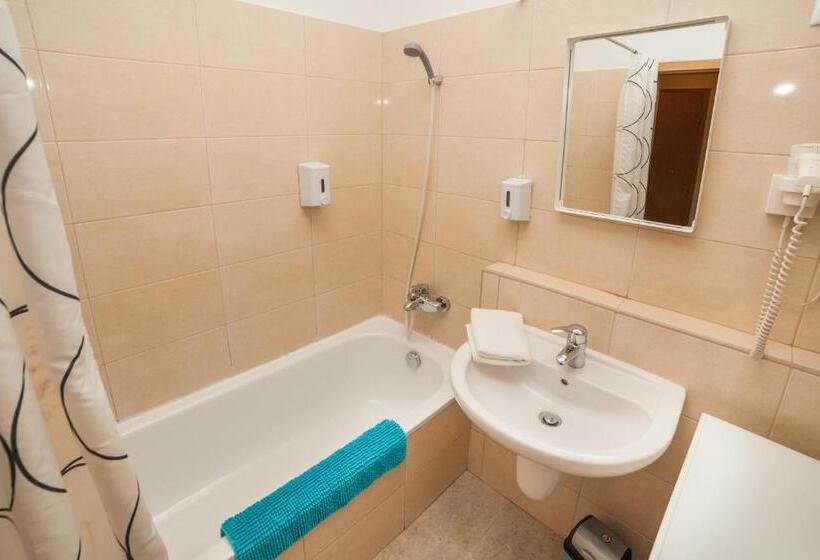 スタンダードスタジオ, Nova Apartments