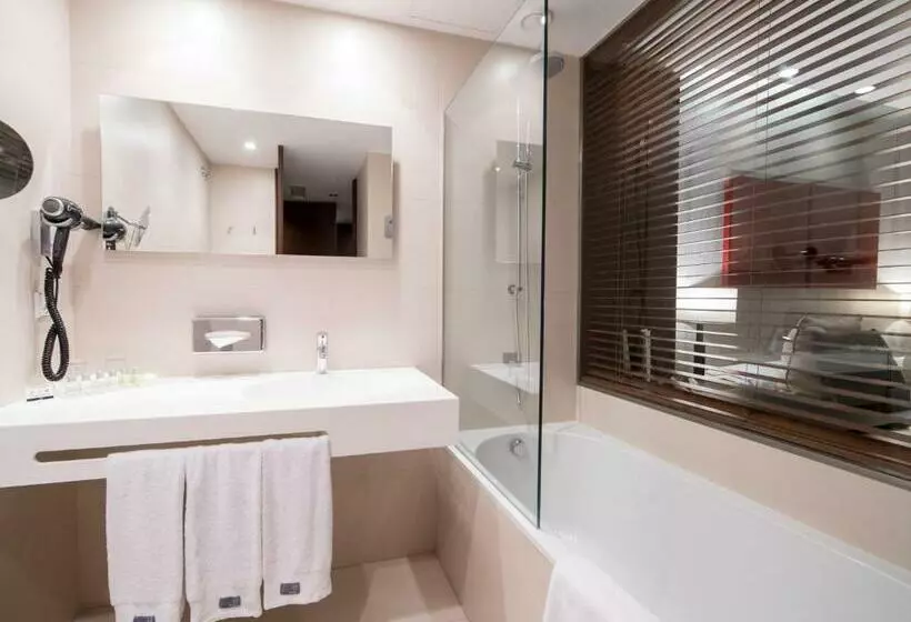 اتاق استاندارد سه نفره, Carris Porto Ribeira