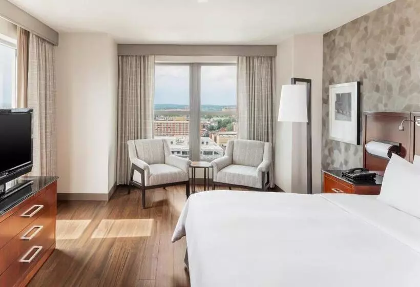 اتاق لوکس با تخت بزرگ, Lancaster Marriott At Penn Square
