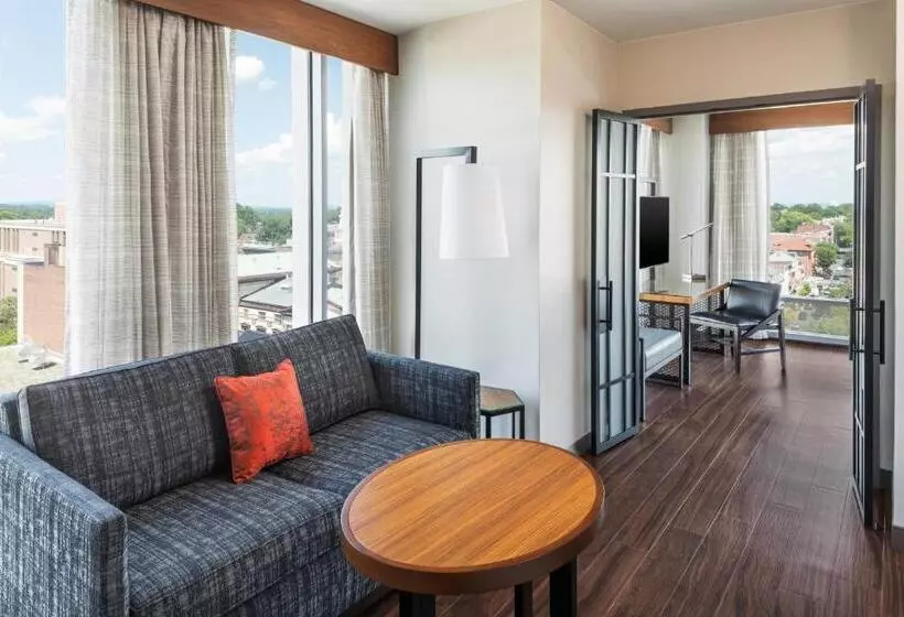 سوئیت اجرایی با تخت کینگ, Lancaster Marriott At Penn Square