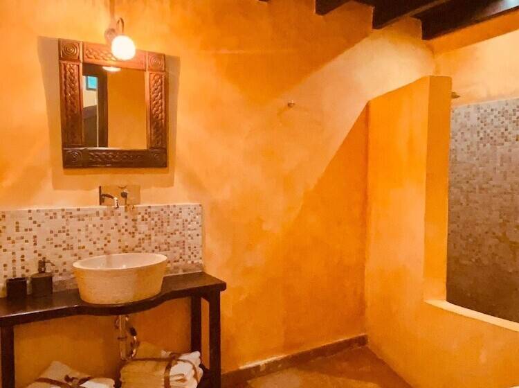 Люкс, Spirit Of The Knights Boutique