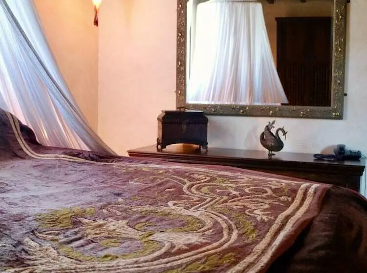 سوئیت مستر, Spirit Of The Knights Boutique