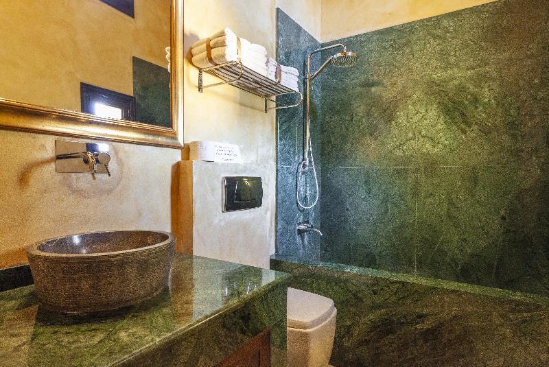 Люкс, Spirit Of The Knights Boutique