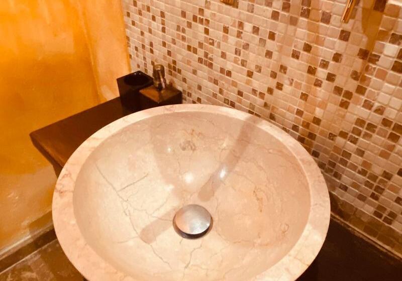 Люкс, Spirit Of The Knights Boutique