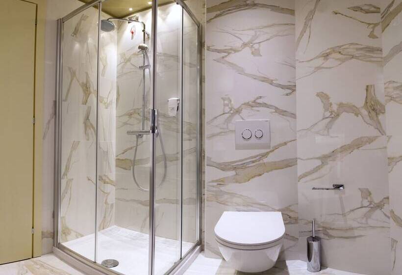 اتاق خانوادگی, Touring