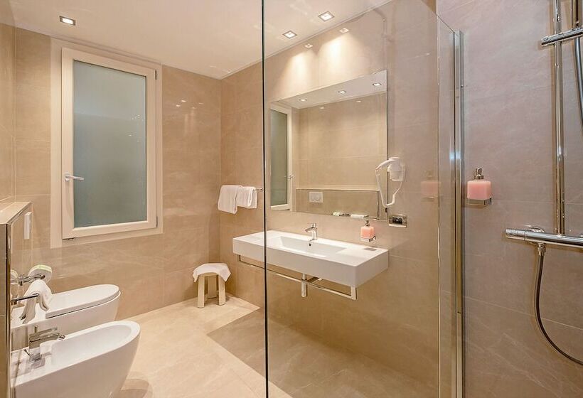 اتاق خانوادگی, Touring