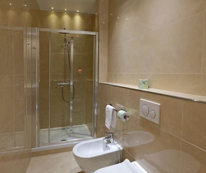 اتاق لوکس, Touring