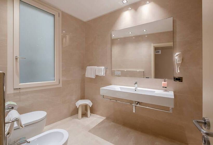 اتاق لوکس, Touring