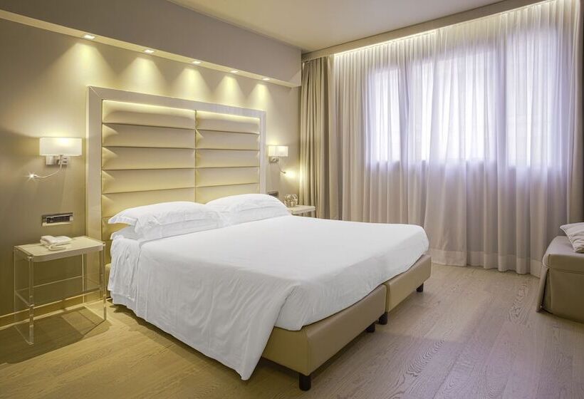 اتاق خانوادگی, Touring