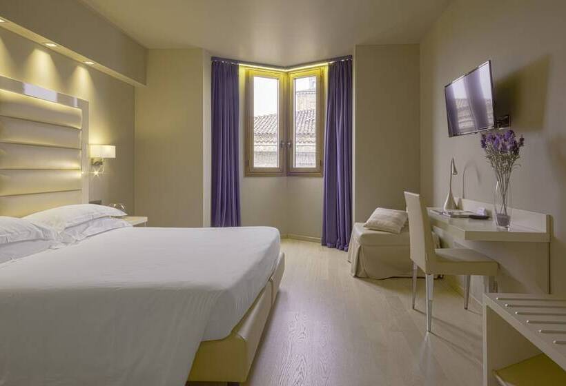 اتاق لوکس, Touring