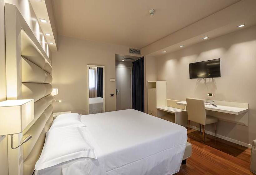 اتاق لوکس, Touring