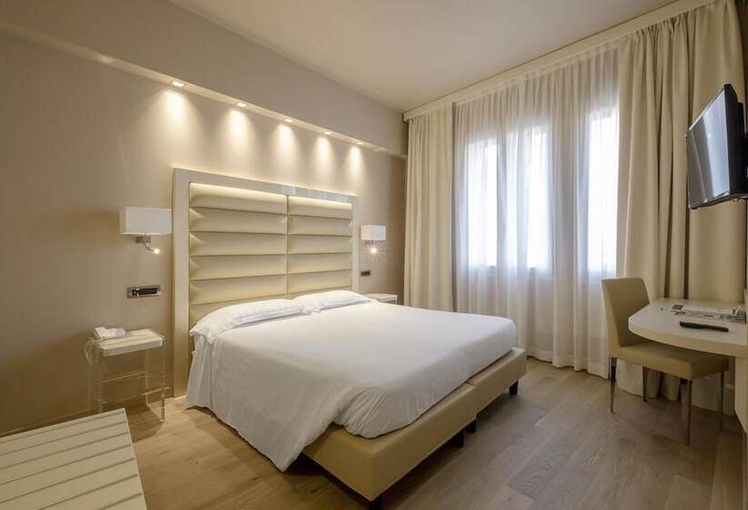 اتاق لوکس, Touring