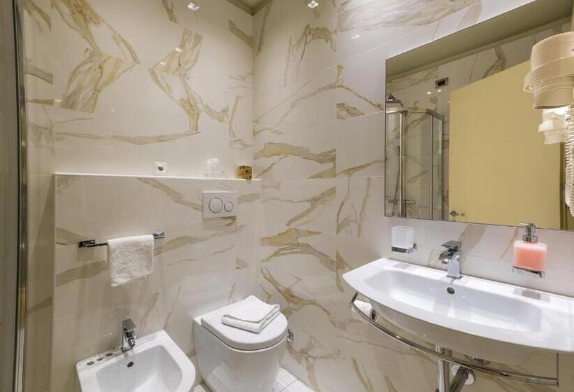 اتاق استاندارد سه نفره, Touring