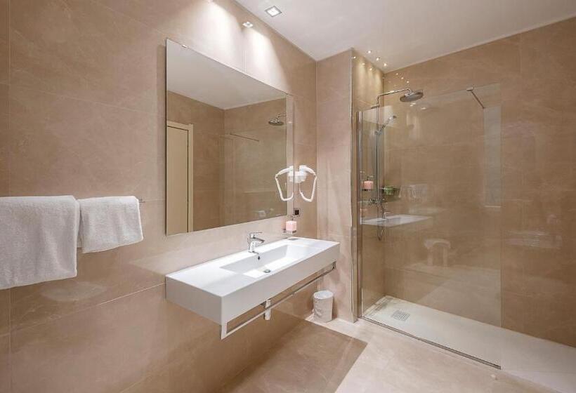 اتاق استاندارد سه نفره, Touring