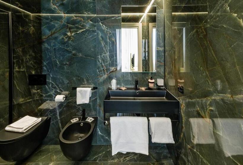 اتاق خانوادگی, Touring