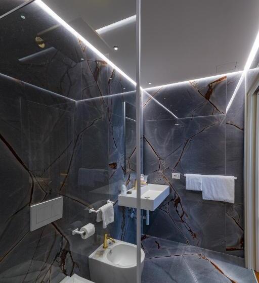 اتاق خانوادگی, Touring