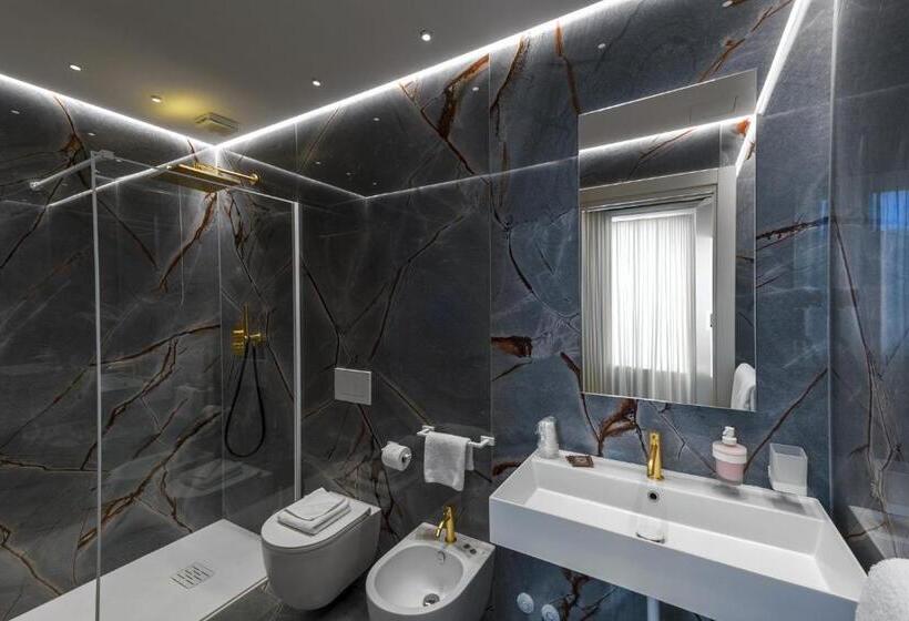 اتاق خانوادگی, Touring